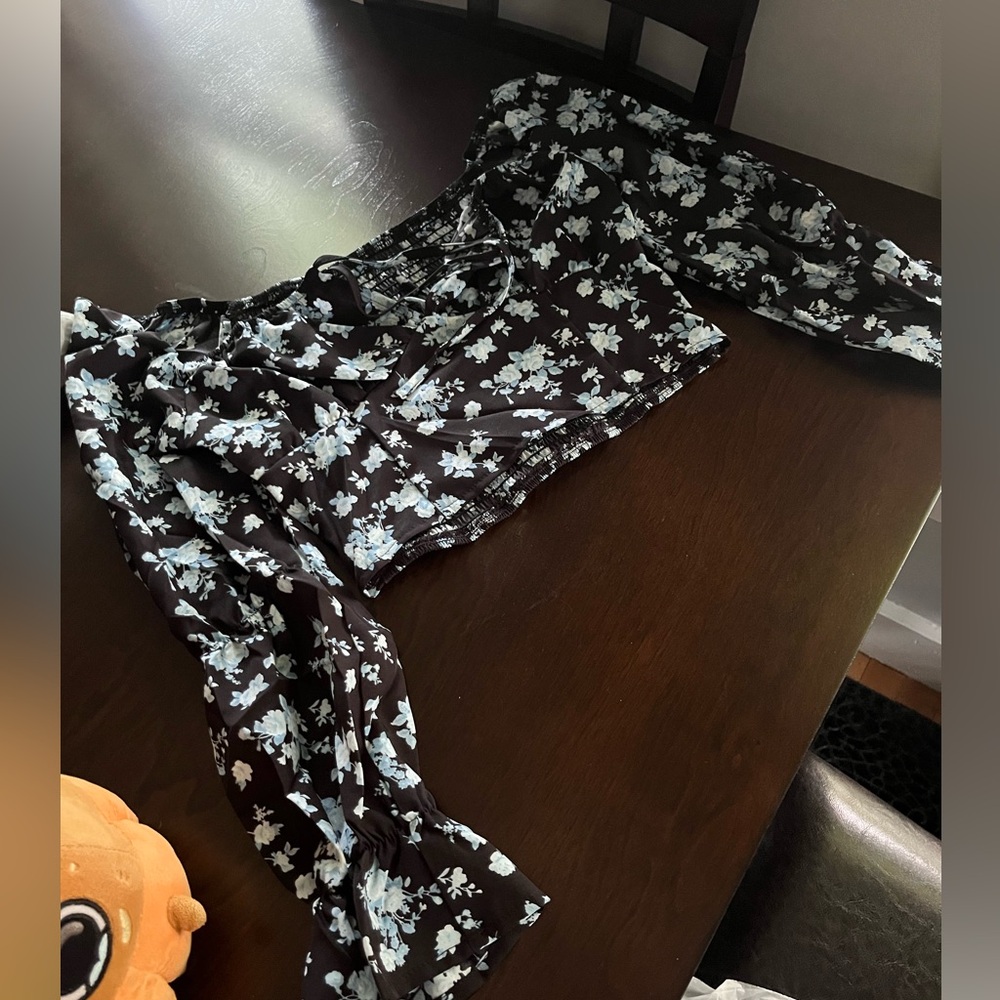 5/$25 SHEIN Black and White Floral Top